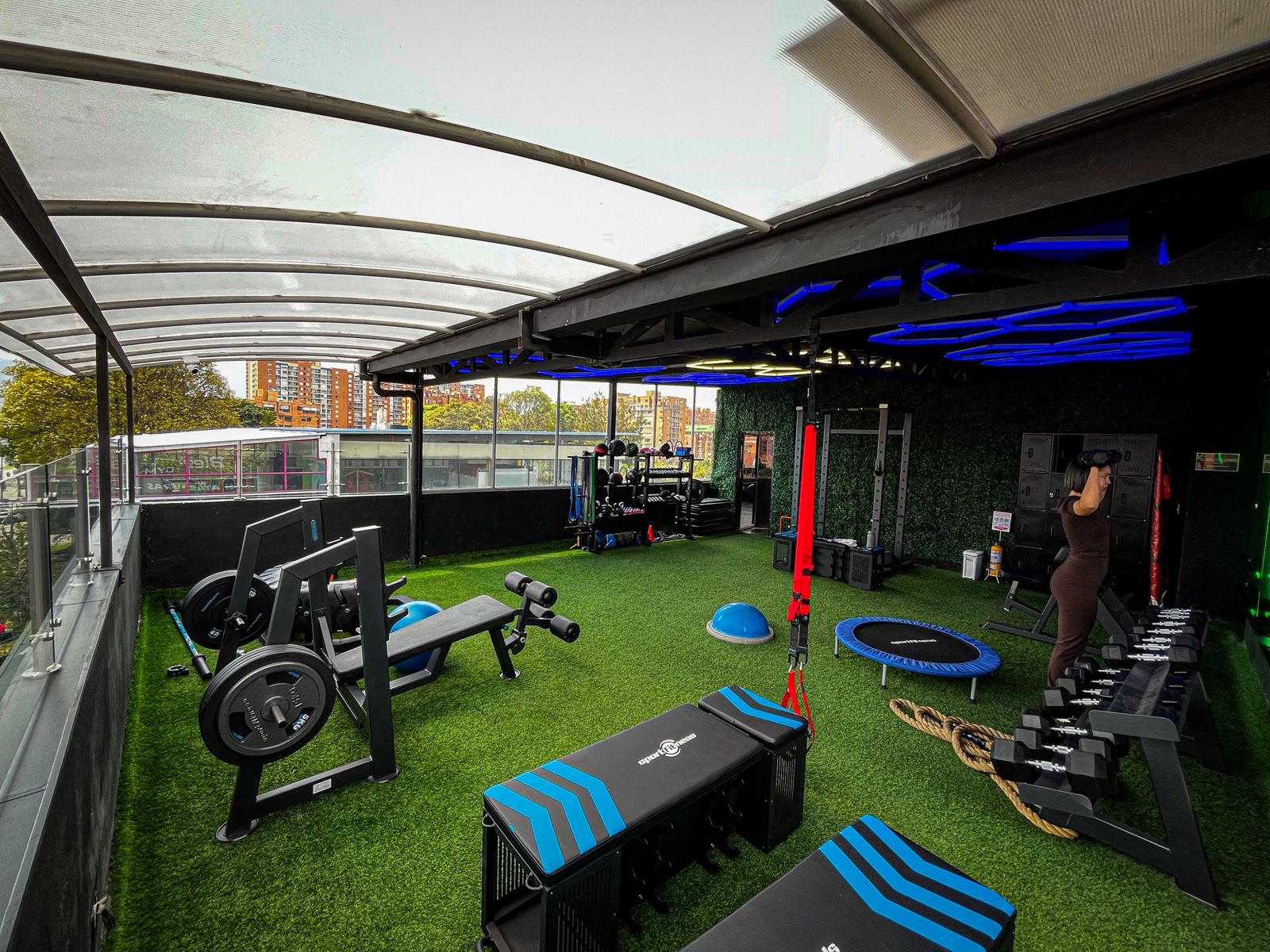 Zona funcional en la terraza de BlessFit con cuerdas y pesas