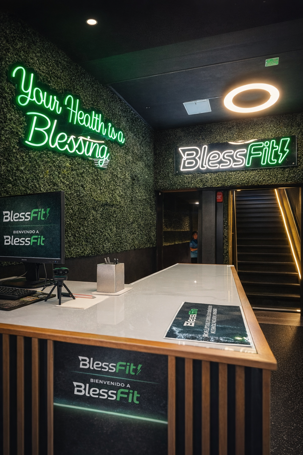Recepción de BlessFit Colina con letreros de neón verde