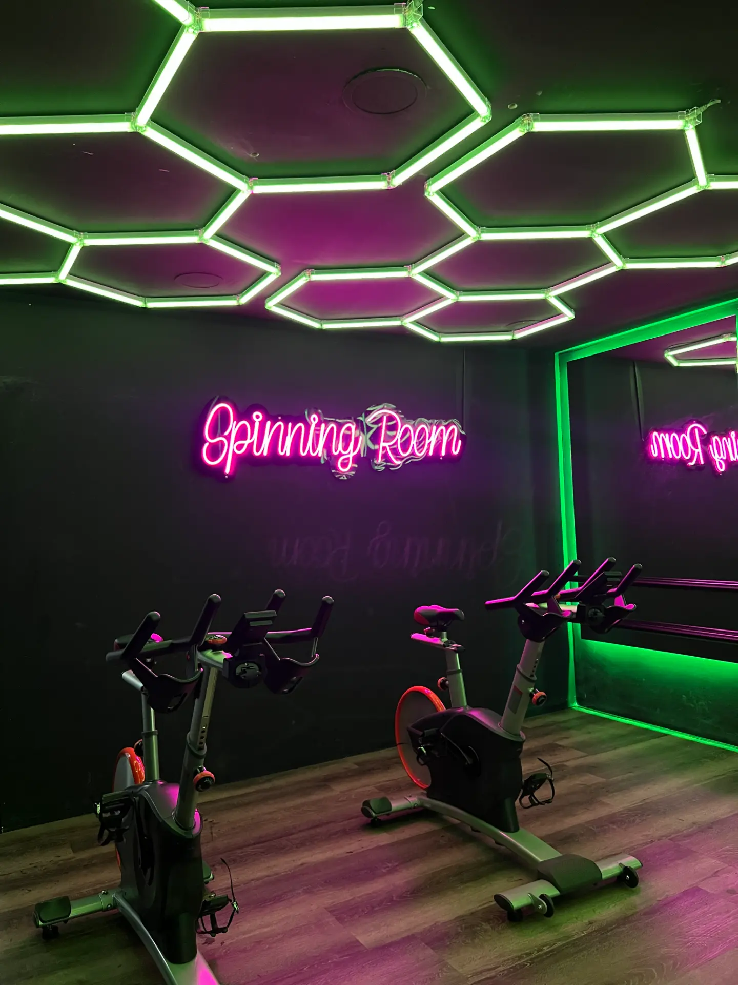 Sala de spinning de BlessFit con bicicletas estáticas