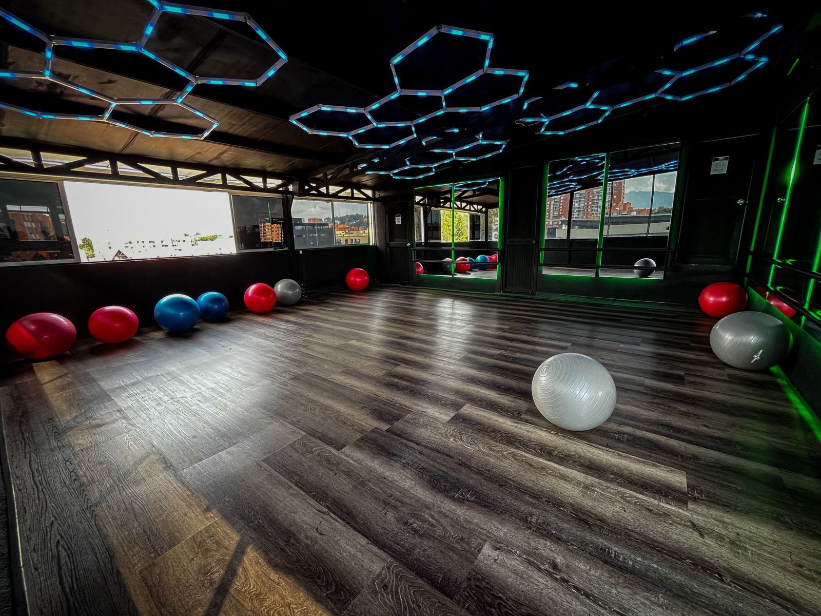 Salón de clases grupales con balones de entrenamiento